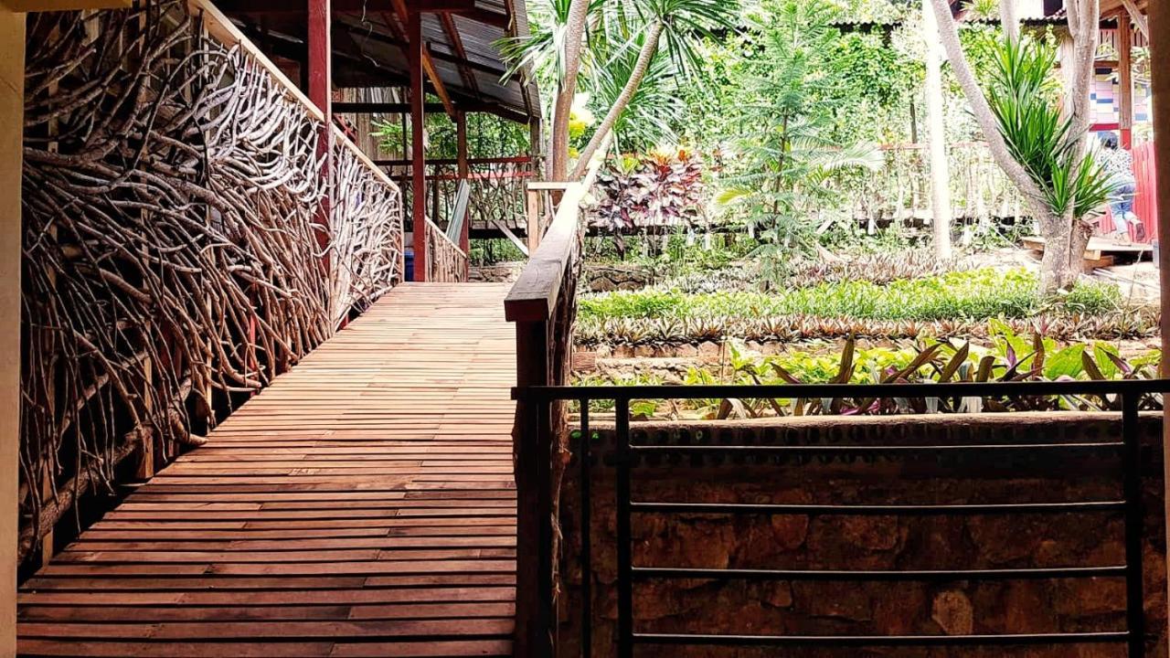 Centro Bajo Hotel & Resto Labuan Bajo Exterior foto